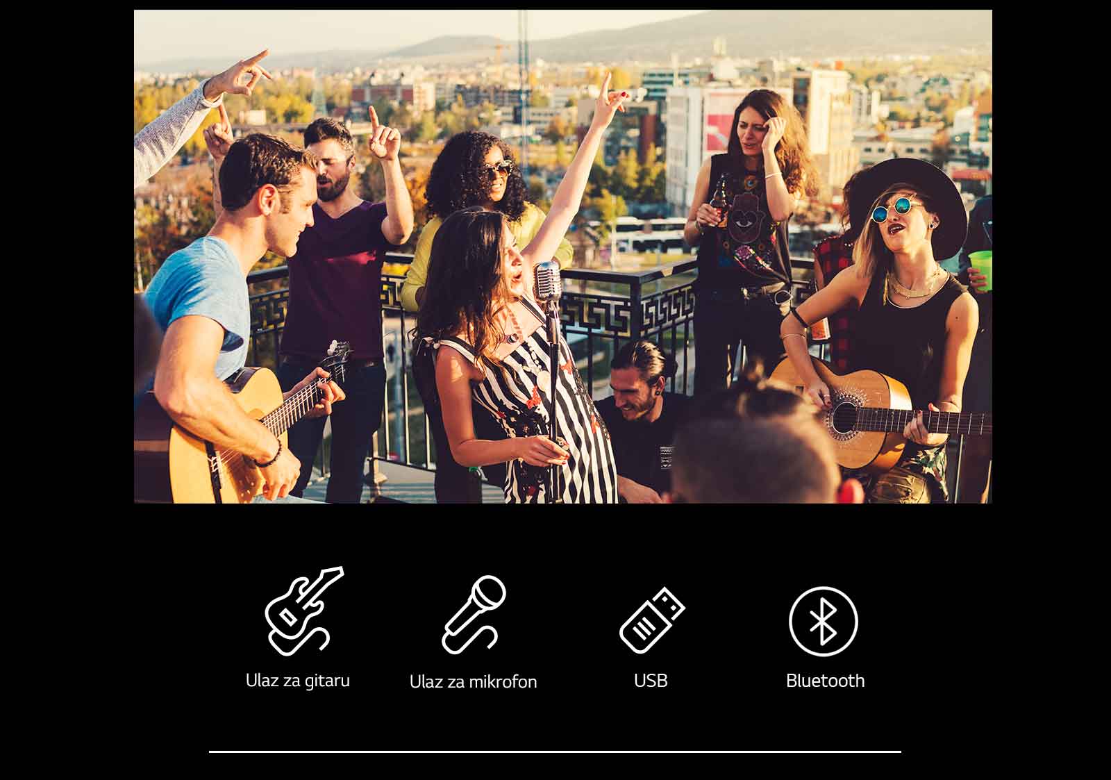Ljudi uživaju u akustičnom koncertu uz LG XBOOM XL7S. Ispod slike je gitara 