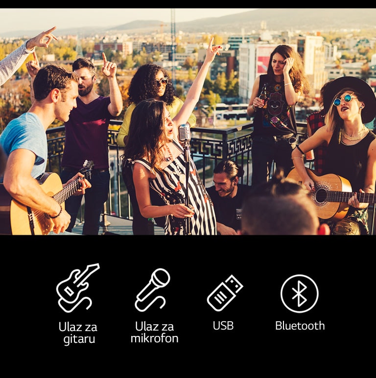 Ljudi uživaju u akustičnom koncertu uz LG XBOOM XL7S. Ispod slike je gitara 
