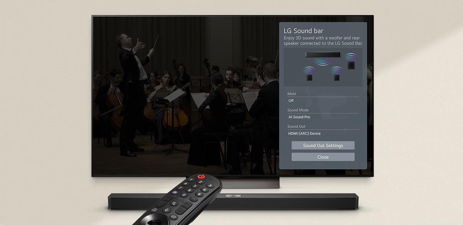 LG daljinski upravljač uperen ka LG TV-u ispod kojeg je LG Soundbar zvučnik. Na ekranu LG TV-a se prikazuje meni WOW Interface.