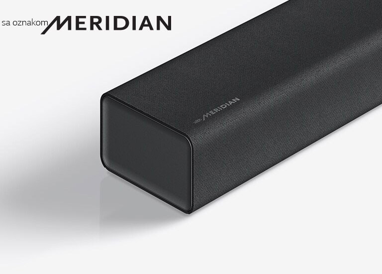 Krupan kadar leve strane LG Soundbar zvučnika sa logotipom Meridian prikazanim u donjem levom uglu proizvoda.