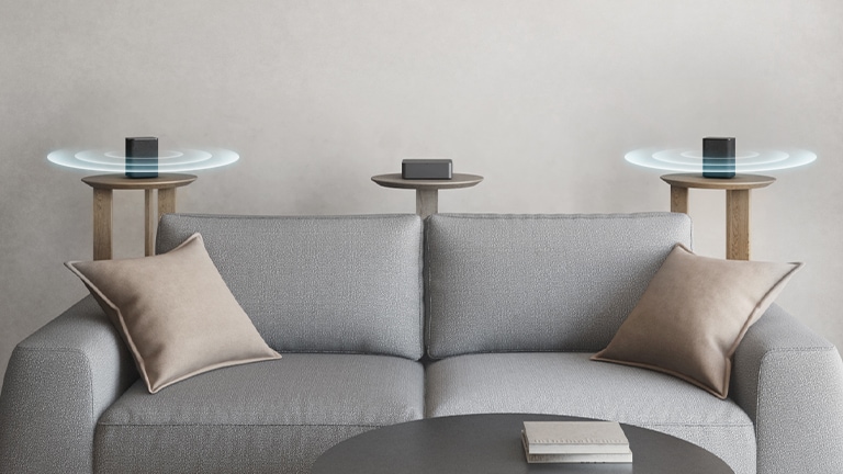 2 zadnja zvučnika su postavljena pozadi na levoj i desnoj strani sofe. Grafički prikaz zvučnih talasa koji izlaze iz zadnjih zvučnika.