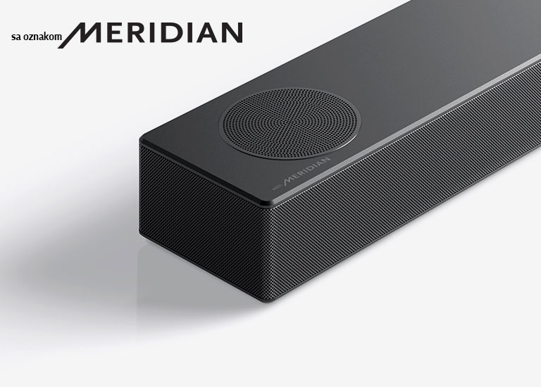 Krupan kadar leve strane LG Soundbar zvučnika sa logotipom Meridian prikazanim u donjem levom uglu proizvoda.