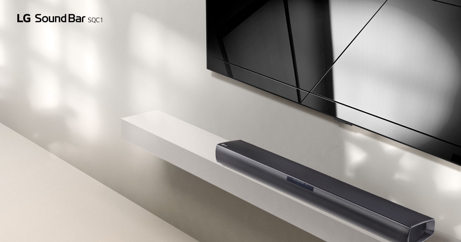 LG Sound Bar SQC1 i LG TV postavljeni su zajedno u dnevnoj sobi. Televizor je uključen i prikazuje grafičku sliku.