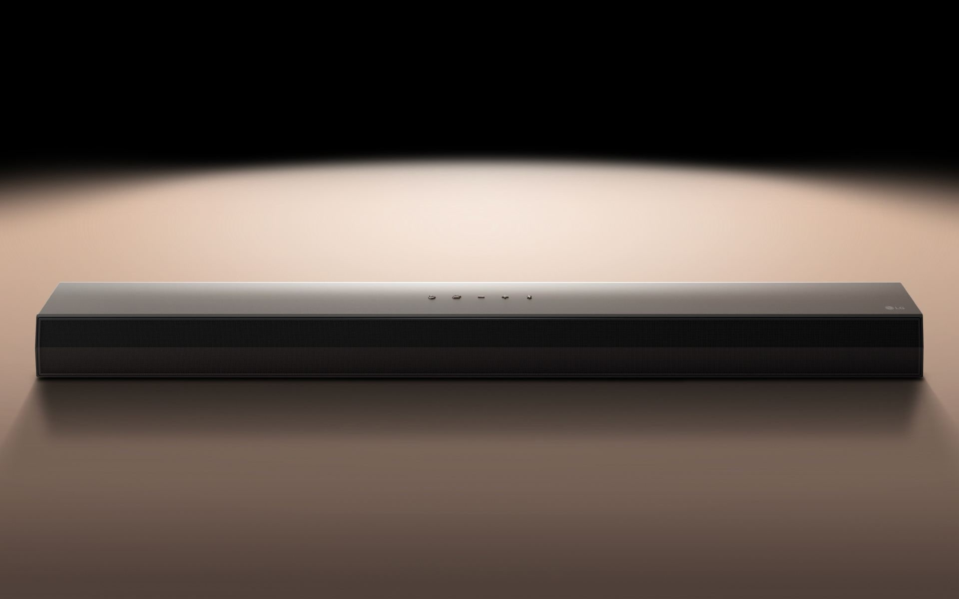 LG Soundbar S30A postavljen je naspram obične pozadine pod osvetljenjem.