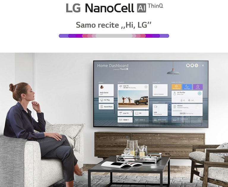 Žena sedi na sofi u dnevnoj sobi sa kontrolnom tablom na TV ekranu