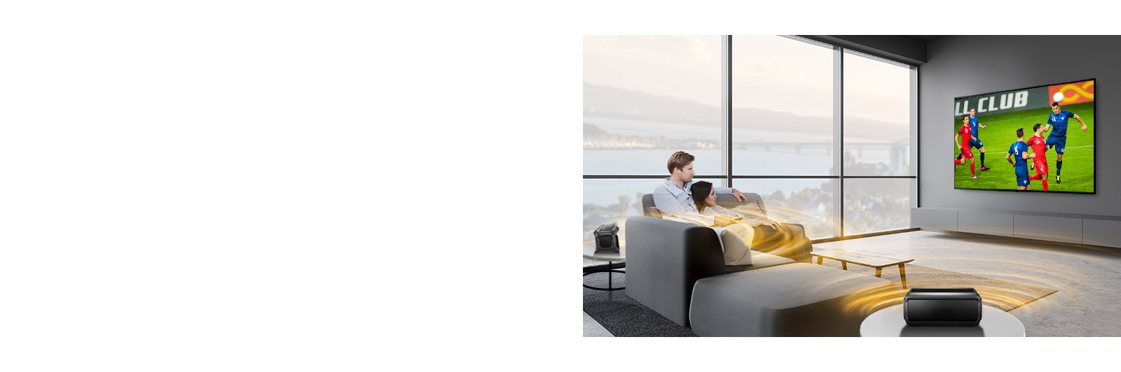 Čovek i žena gledaju utakmicu na televizoru u dnevnoj sobi sa Bluetooth zadnjim zvučnicima