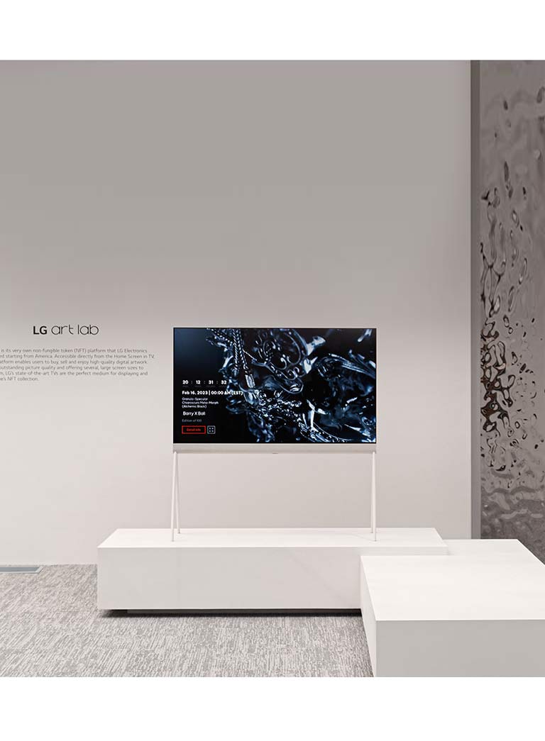 Slika štafelaja u beloj prostoriji prikazuje digitalno umetničko delo sa crnom skulpturom na ekranu. Na srebrnoj fizičkoj skulpturi sa desne strane TV-a vidi se odraz prostorije.