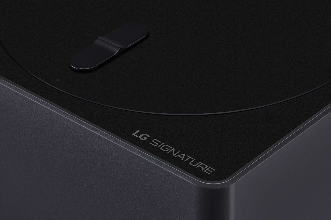 LG Prvi istinski bežični TV na svetu 97-inčni LG SIGNATURE OLED M3 sa prenosom slike i zvuka u 4K 120Hz , Blago iskošen krupan prikaz uređaja Zero Connect Box sa logotipom LG OLED na ivici, OLED97M39LA, thumbnail 10