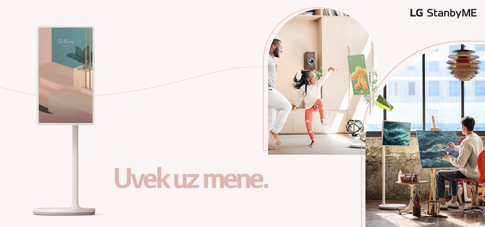 TV stoji blizu teksta – „Uvek uz mene”. Tekst je ispisan tamnoružičastom bojom. Dve slike enterijera životnog prostora isečene u zakrivljenim linijama – svaka prikazuje TV u radnoj i dnevnoj sobi. Logotip LG StanbyME nalazi se u desnom gornjem uglu na prikazu za računare i u levom gornjem uglu na prikazu za mobilne uređaje.