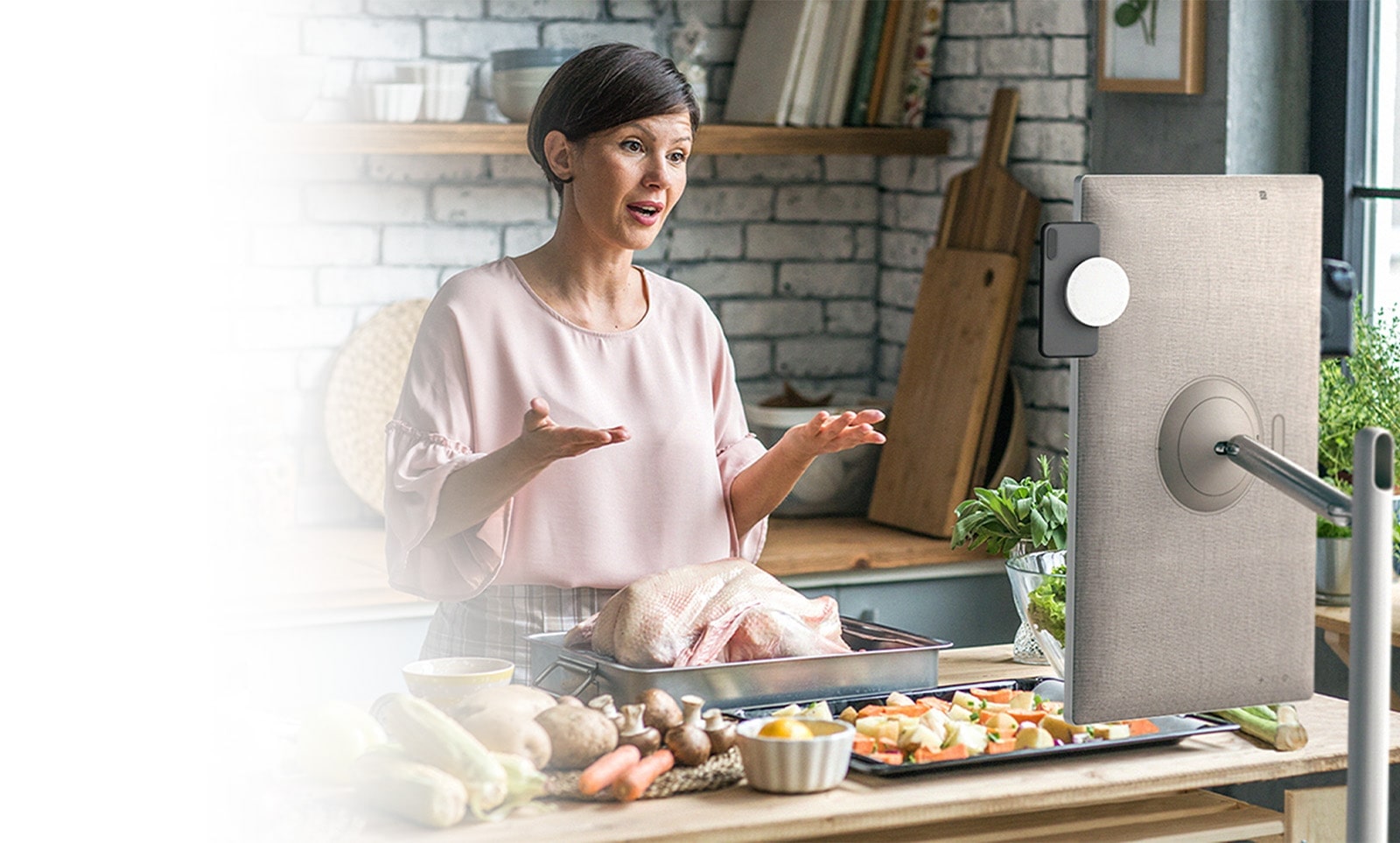 TV se nalazi ispred kade u kupatilu, a na ekranu se prikazuje žena koja pleše na kiši. Na drugoj slici je poleđina TV uređaja smeštenog u dnevnoj sobi i krupni plan NFC ikone na zadnjoj strani televizora. Vidi se zaseban NFC logotip.