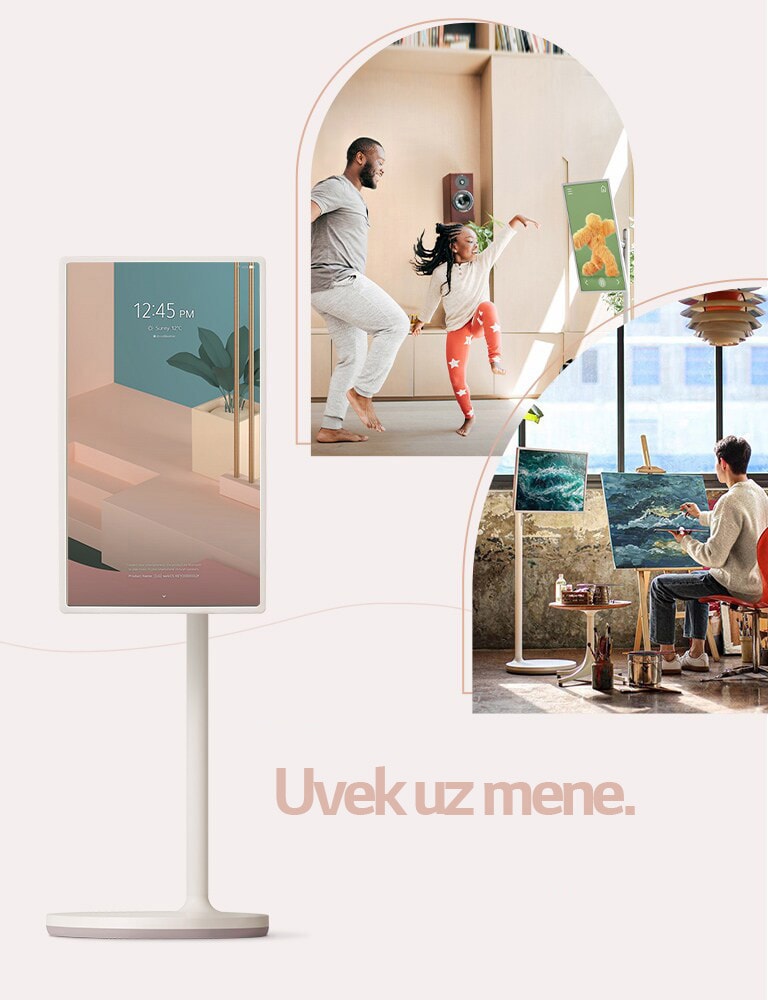 TV stoji blizu teksta – „Uvek uz mene”. Tekst je ispisan tamnoružičastom bojom. Dve slike enterijera životnog prostora isečene u zakrivljenim linijama – svaka prikazuje TV u radnoj i dnevnoj sobi. Logotip LG StanbyME nalazi se u desnom gornjem uglu na prikazu za računare i u levom gornjem uglu na prikazu za mobilne uređaje.
