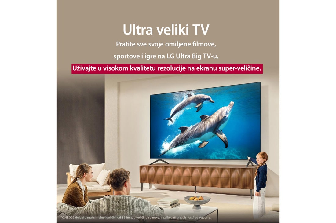 LG 85-inčni LG QNED evo AI QNED92 4K pametni televizor 2025, 'Porodica sedi na kauču okrenuta prema LG QNED TV-u postavljenom na zid iznad LG Soundbar-a, dok devojčica pokazuje na ekran koji prikazuje dva delfina. Naslov govori o tome kako je svaka radnja uzbud, 85QNED92A6A, thumbnail 9