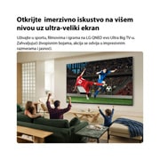 LG 85-inčni LG QNED AI QNED72 Mini LED 4K pametni TV 2026, LG QNED AI QNED70 Mini LED ultraveliki televizor montiran je na zid u svetloj dnevnoj sobi, a na njemu je napeta fudbalska utakmica živih boja i prefinjenog kvaliteta slike na širokom ekranu dok porod, 85QNED72B3A, thumbnail 3