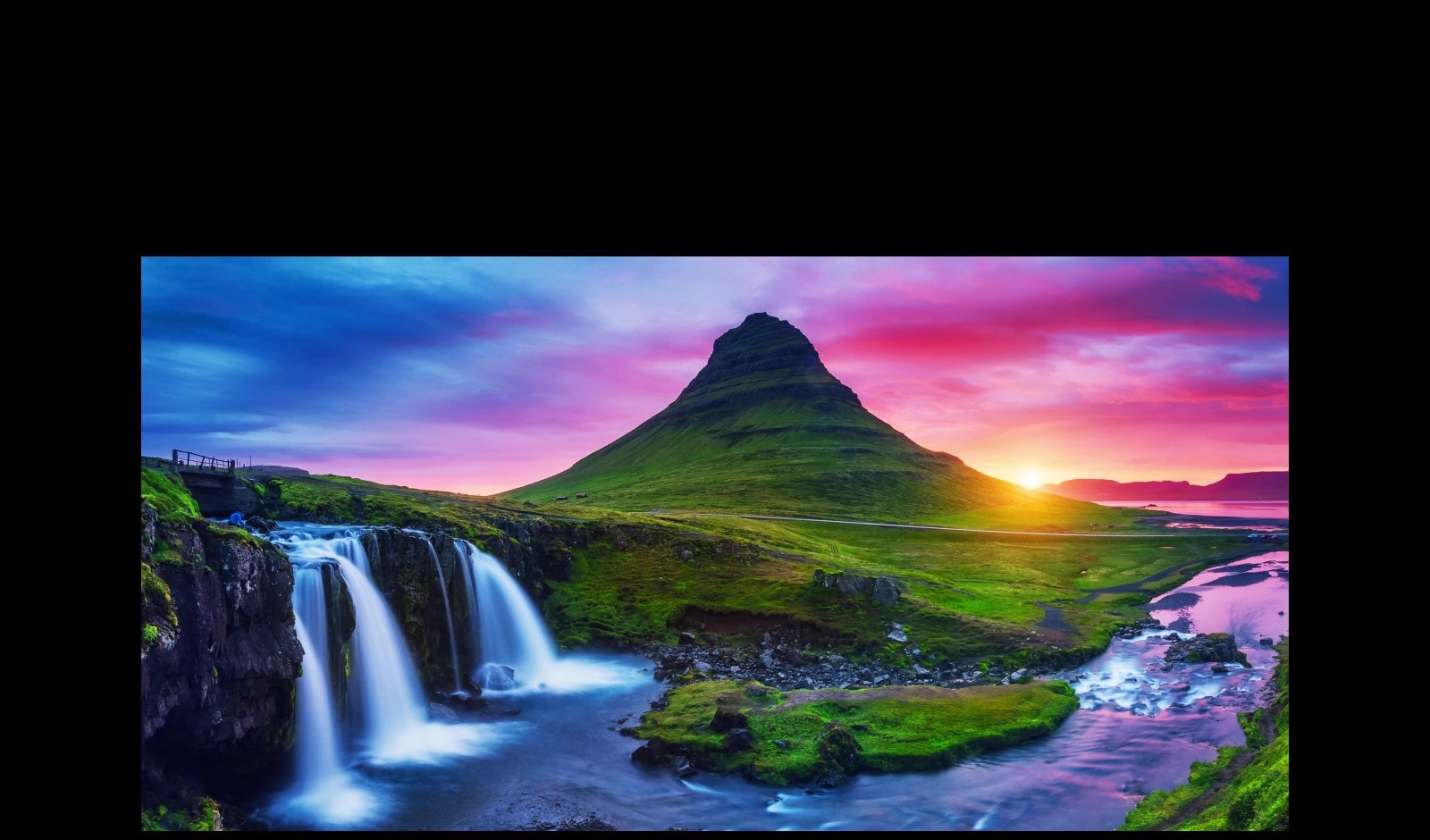 Prikazuje se galerija sa 6 slika balona na topao vazduh na nebu. Dve slike su izabrane. Zatim se prikazuje galerija sa šest slika ljudi koji duvaju mehuriće. Još dve su izabrane. Prikazuje se crni ekran sa roze-ljubičastom ikonom učitavanja. Prikazuje se tajanstveni pejzaž i sleva nadesno se postepeno prikazuju poboljšanja.