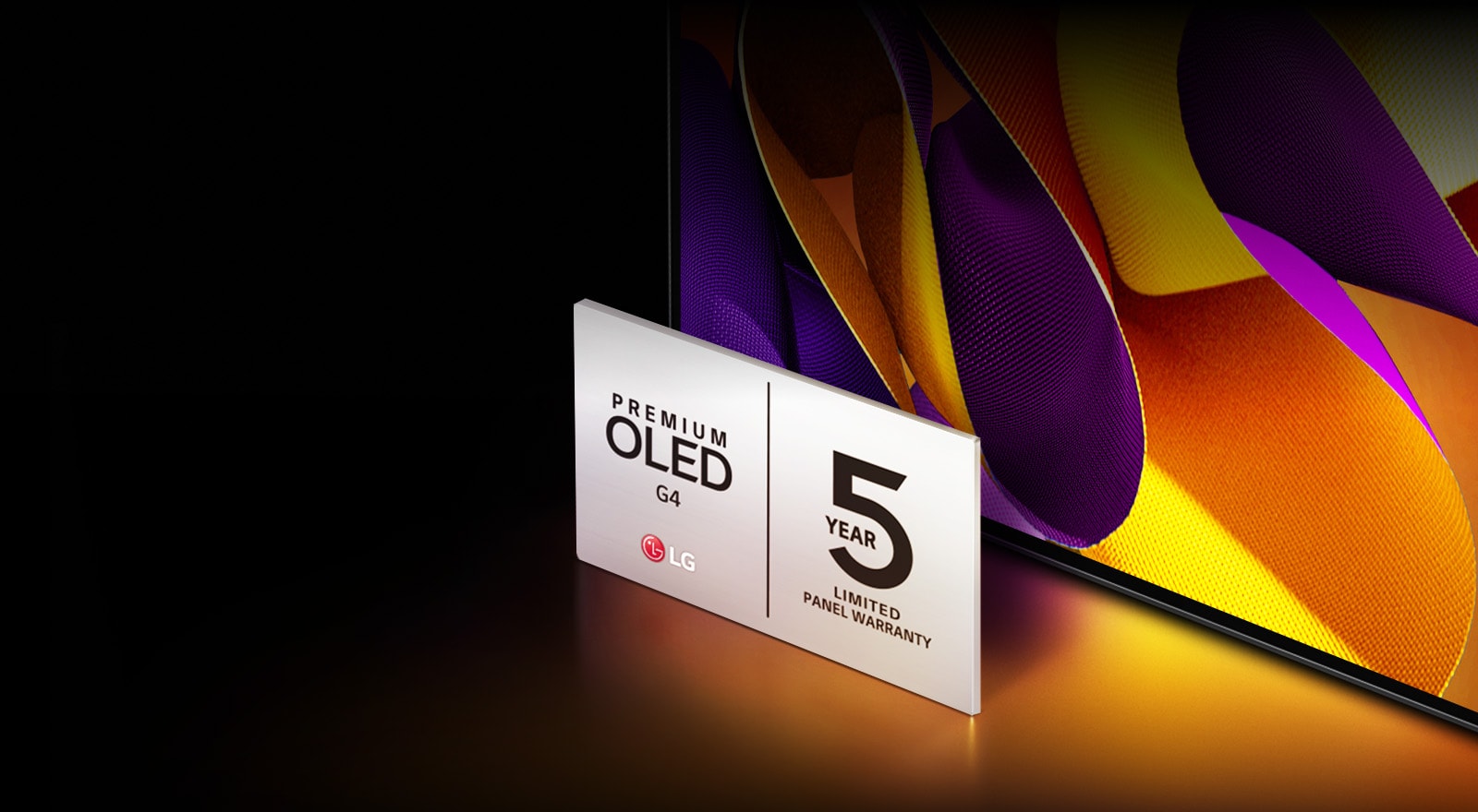 Donji ugao uređaja LG OLED evo G4 prikazana iskosa odozgo sa logotipom 5-godišnje garancije. TV prikazuje apstraktno ljubičasto-narandžasto umetničko delo i iz TV-a se emituje raznobojno svetlo koje se reflektuje na podu.