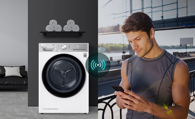 Čovek gleda u pametni telefon.