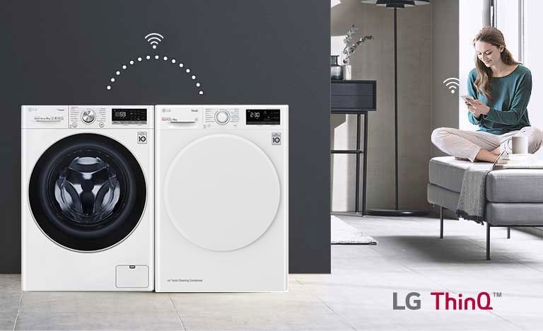 Korisnik samo sedi na kauču i kontroliše mašinu za sušenje i veš (mašinu za pranje veša) pomoću aplikacije LG ThinK.