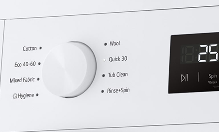 Pogled izbliza na dugme za biranje programa mašine za pranje veša.