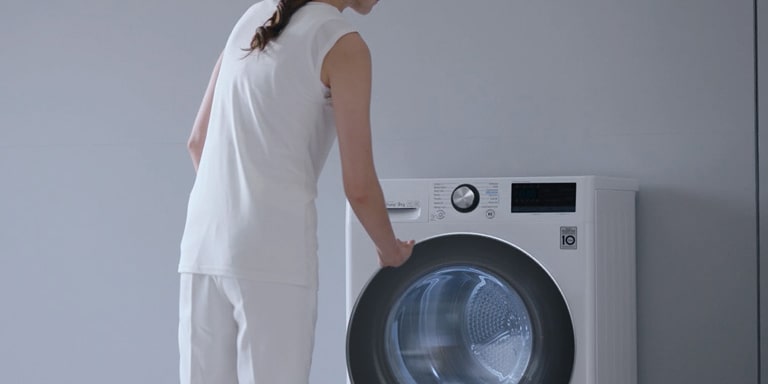 Žena stoji ispred LG sušilice