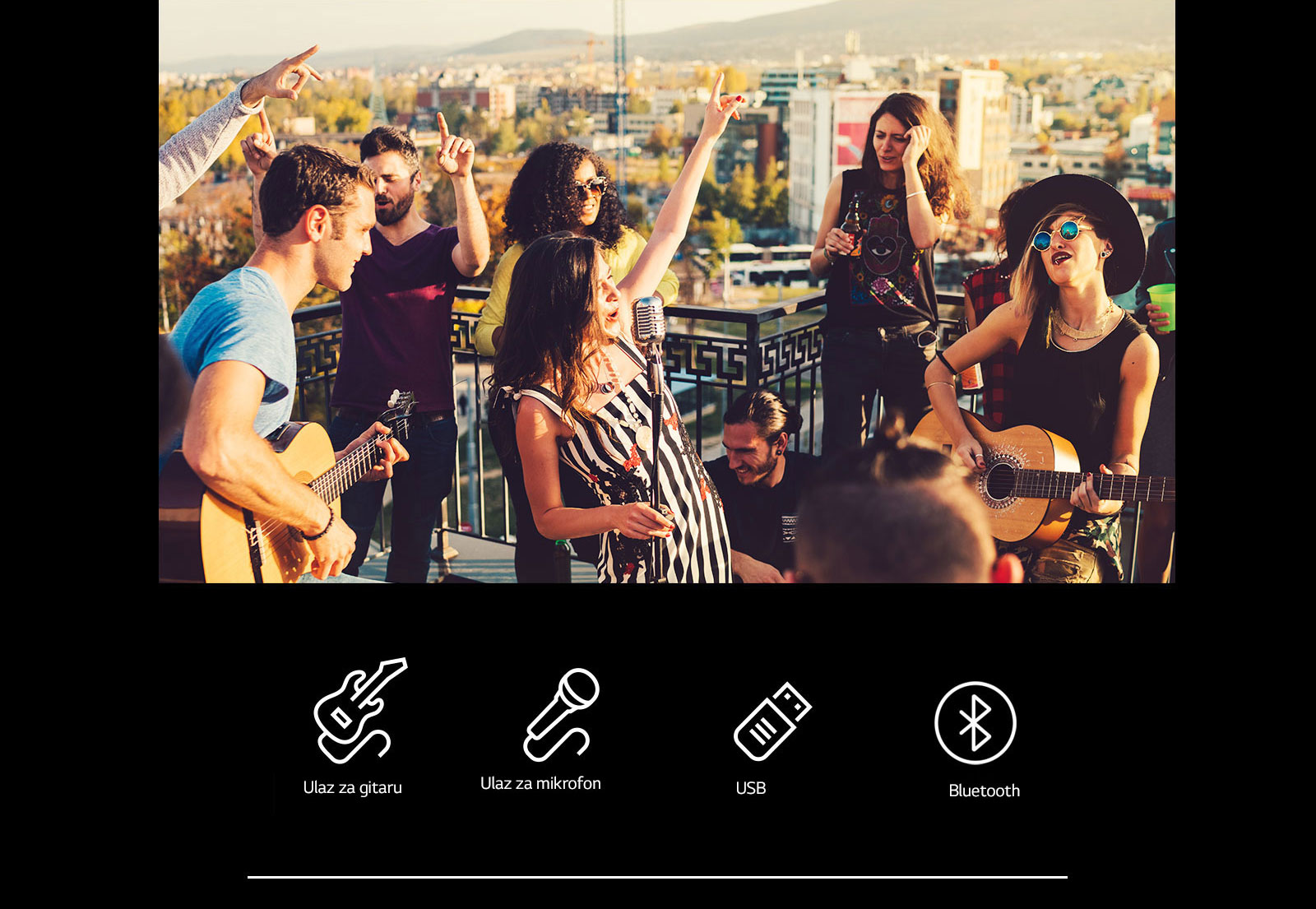 Prikazani su ljudi koji uživaju u akustičnom koncertu uz pomoć zvučnika LG XBOOM XL5S. Ispod slike je prikazana gitara