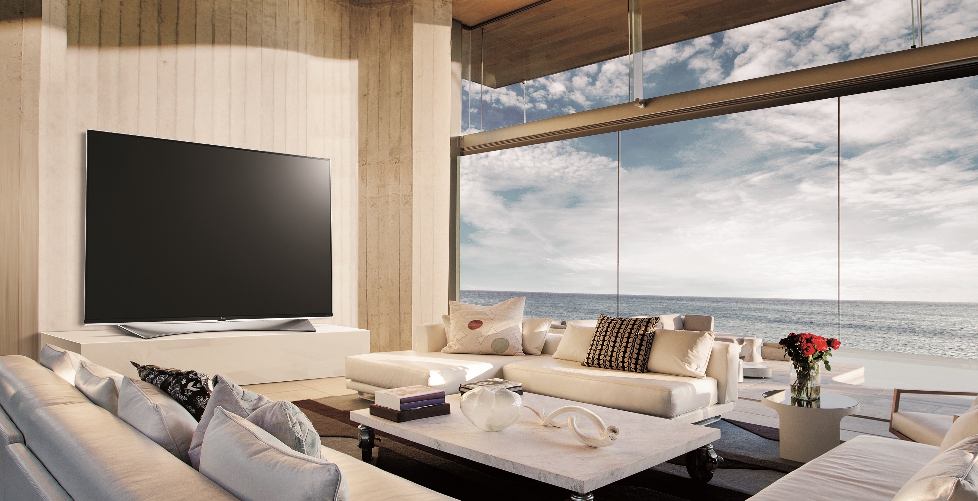 Сколько служит телевизор. Телевизор самсунг 2015. Изогнутый телевизор на стене. Диван и телевизор. Большие телевизоры плоские.