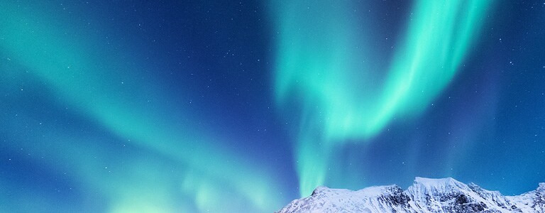 Jasan prikaz slike: aurora iznad planina