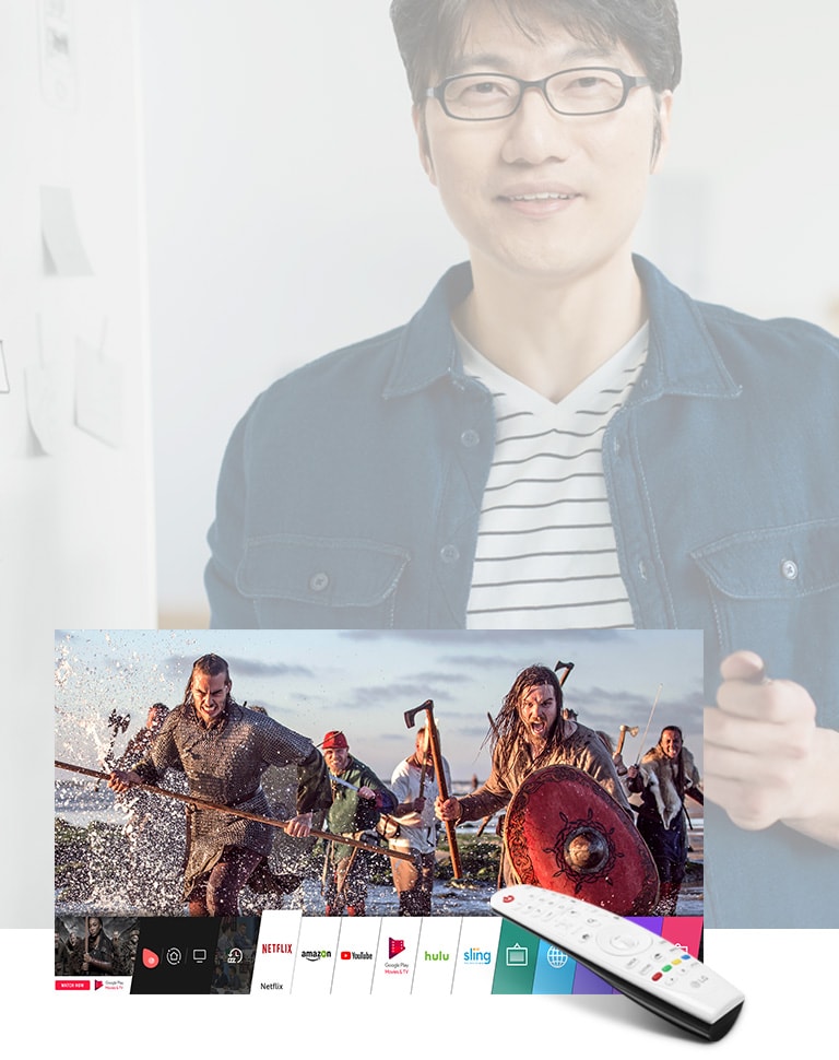 Softverski programer Džino Li sa webOS ekranom