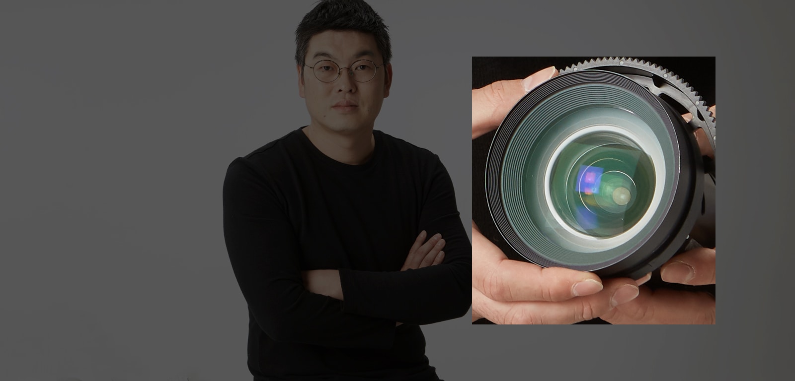 Inženjer objektiva Hihul Šin sa uvećanom slikom objektiva