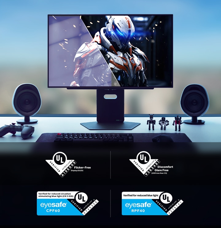 Monitor LG UltraGear 27GX700A na radnom stolu prikazuje uporedni prikaz različitih vizuelnih stanja naučnofantastičnog lika u oklopu. Na stolu se nalaze zvučnici, tastatura, figurice, kontroler, PC kućište i slušalice. Pri dnu se vidi više UL sertifikacionih oznaka: flicker-free, discomfort glare-free i Eyesafe.