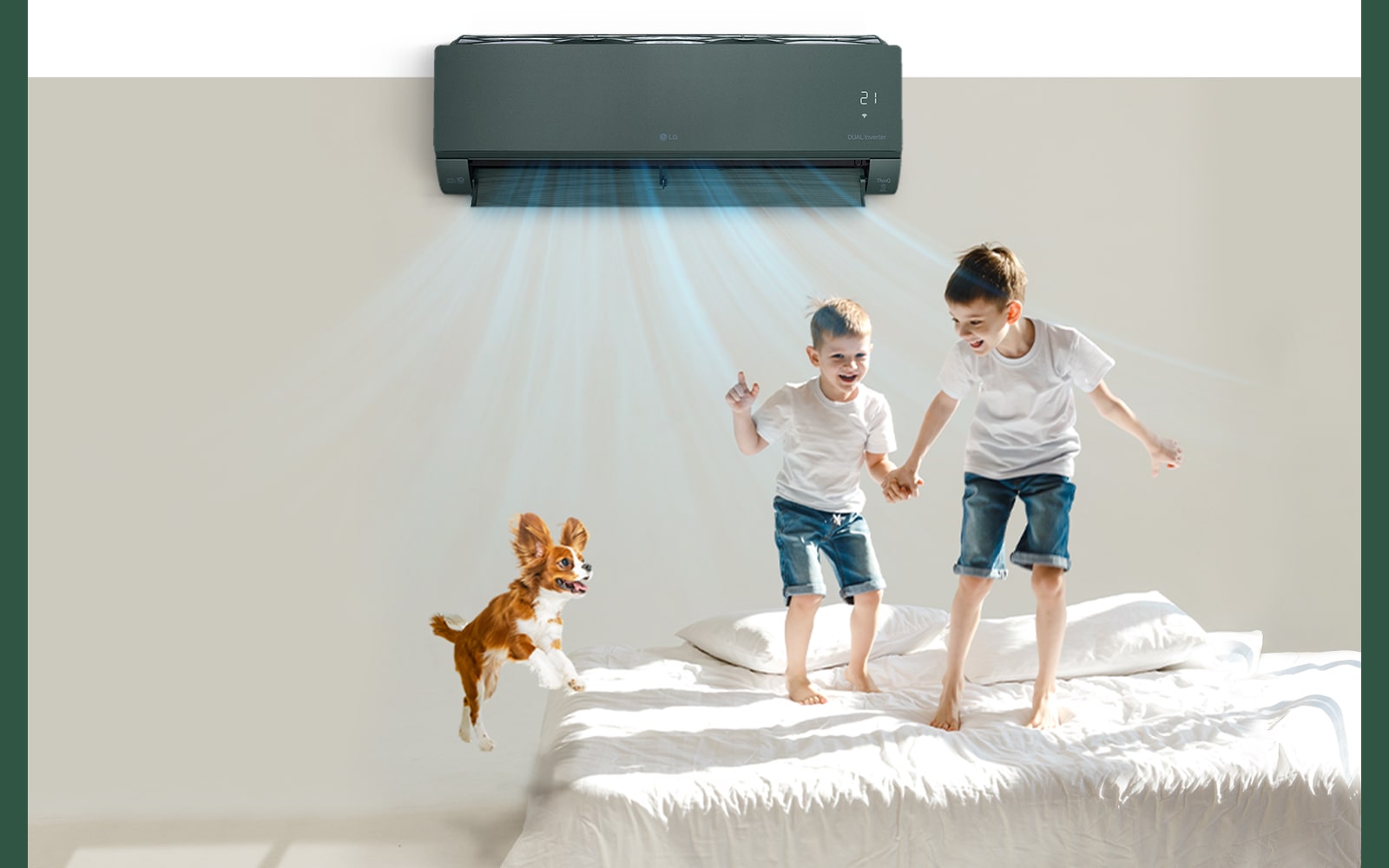 Дети и собака прыгают на кровати. Из кондиционера ARTCOOL выходит поток прохладного воздуха.