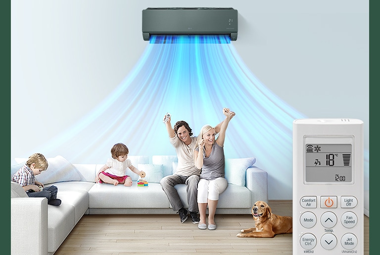 Члены семьи сидят на диване в гостиной под кондиционером LG.