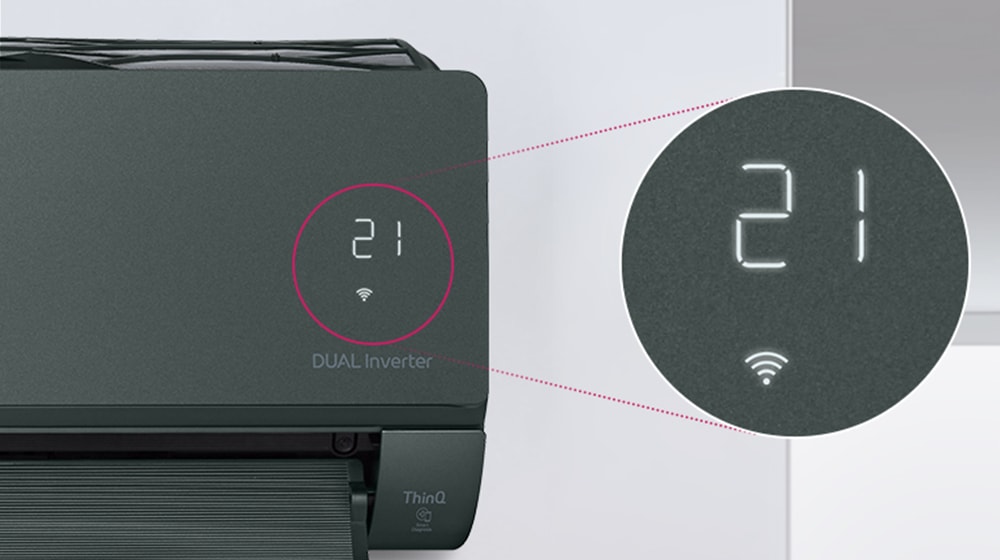 На стене видно половину установленного кондиционера LG с открытой передней дверцей