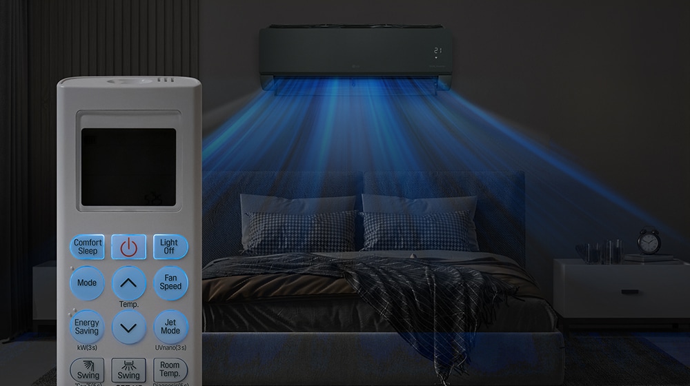 На темном изображении кровати ночью виден установленный на стене кондиционер