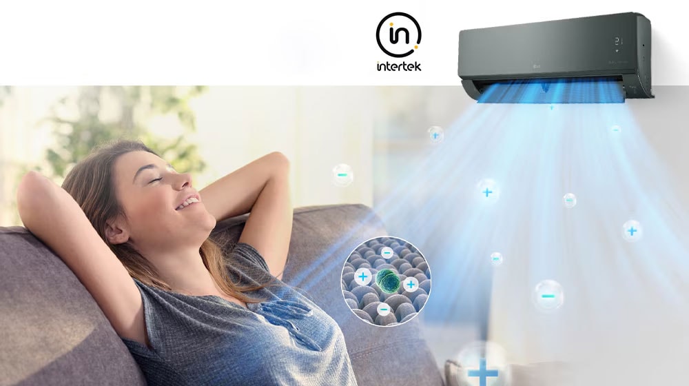 Кнопка воспроизведения/паузы внизу указывает, что это видео. Женщина с улыбкой на лице растягивается на диване