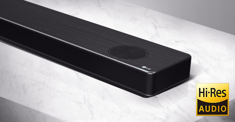 Крупный план правой части саундбара LG с логотипом LG в правом нижнем углу.