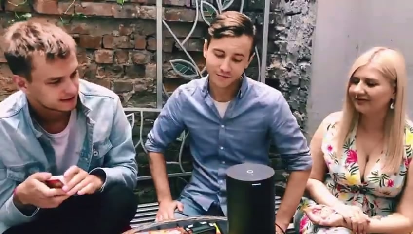 Певец Антон Азаров<br>об умной колонке4