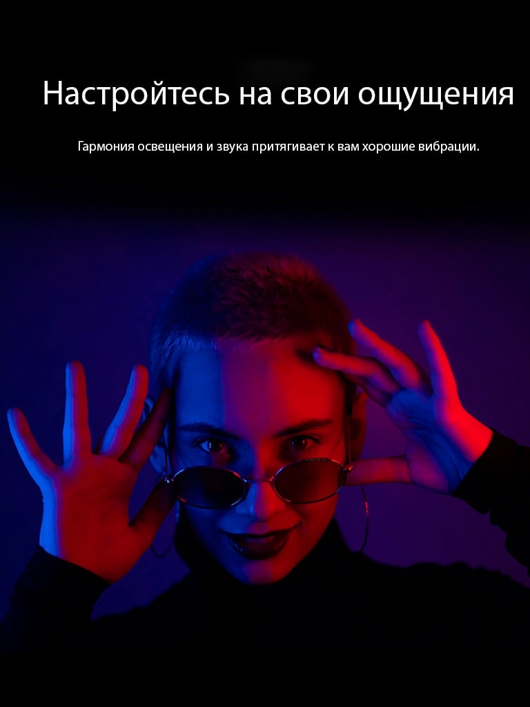 Женщина принимает позу при ярком освещении.