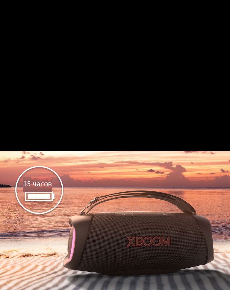 Колонка расположена на пляжном полотенце. Перед колонкой показан закат на пляже, чтобы проиллюстрировать, что с этой колонкой можно слушать музыку в течение более длительного времени.