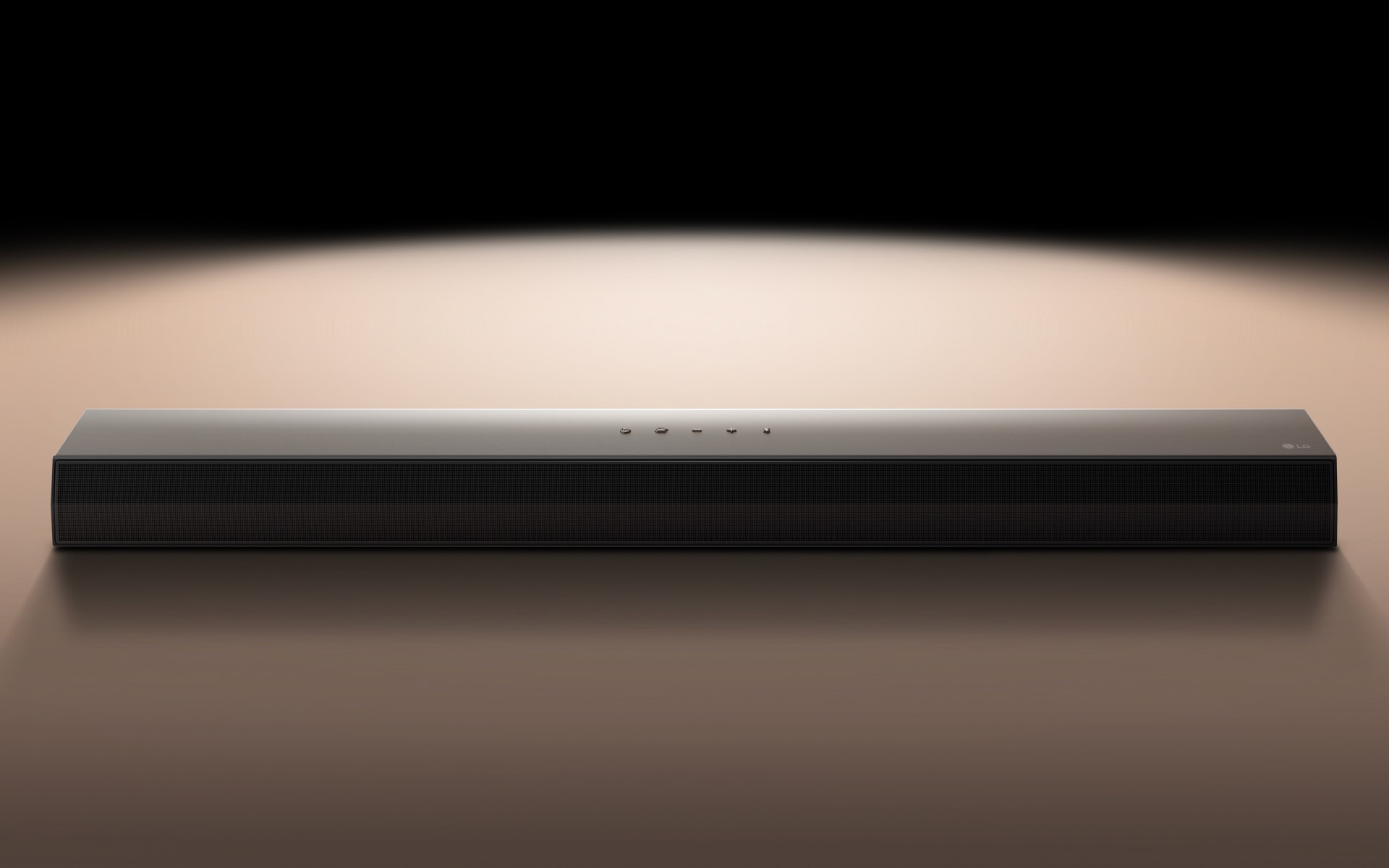 LG Soundbar S30A расположен на однотонном фоне под освещением.	