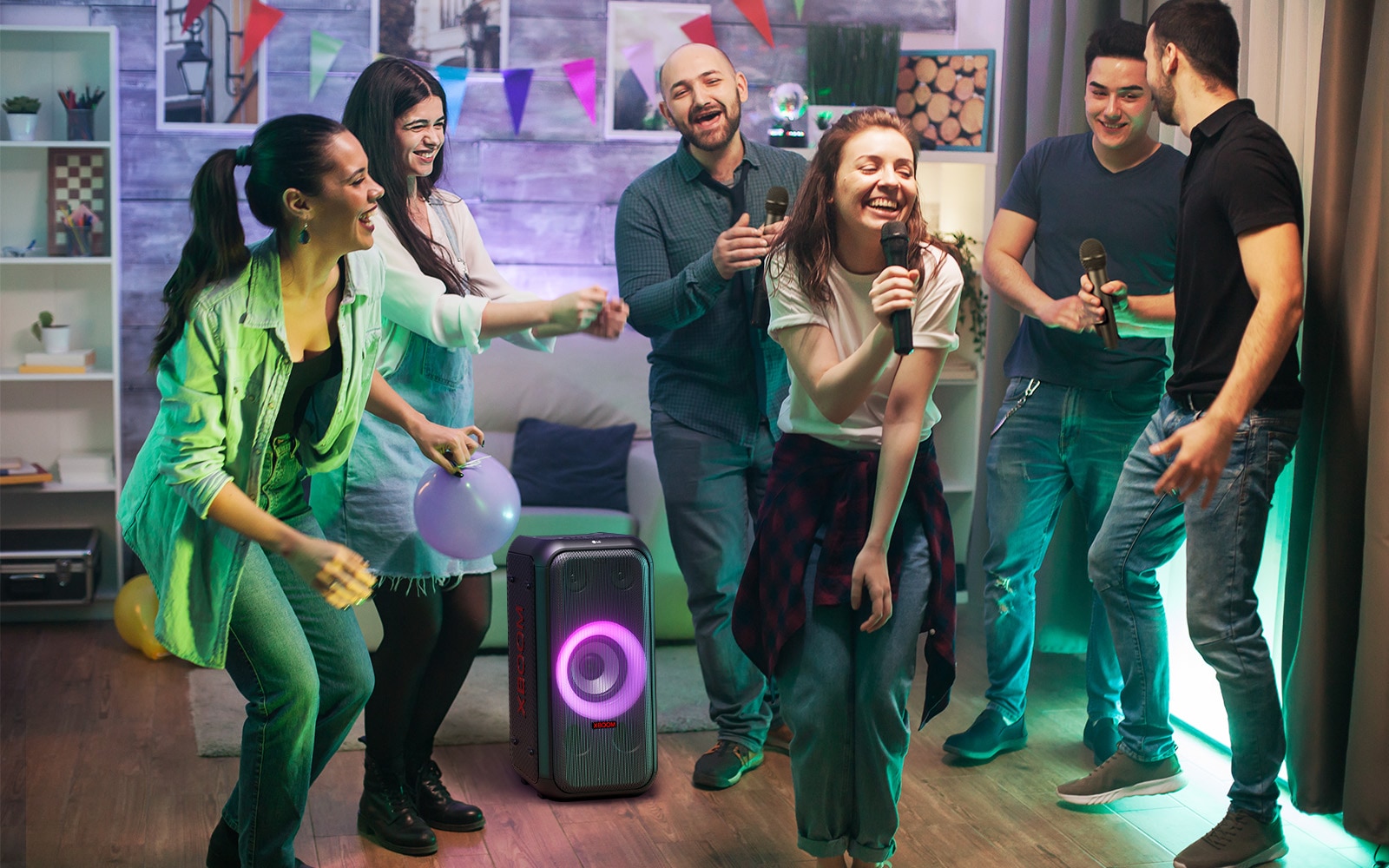 В гостиной люди наслаждаются караоке.