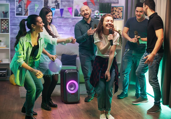 В гостиной люди наслаждаются караоке.