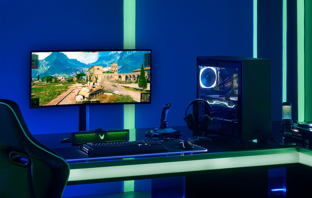 Внешний вид игровой колонки LG UltraGear в игровой комнате в синем тоне.