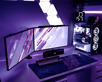 Внешний вид игровой колонки LG UltraGear в игровой комнате в фиолетовом тоне.