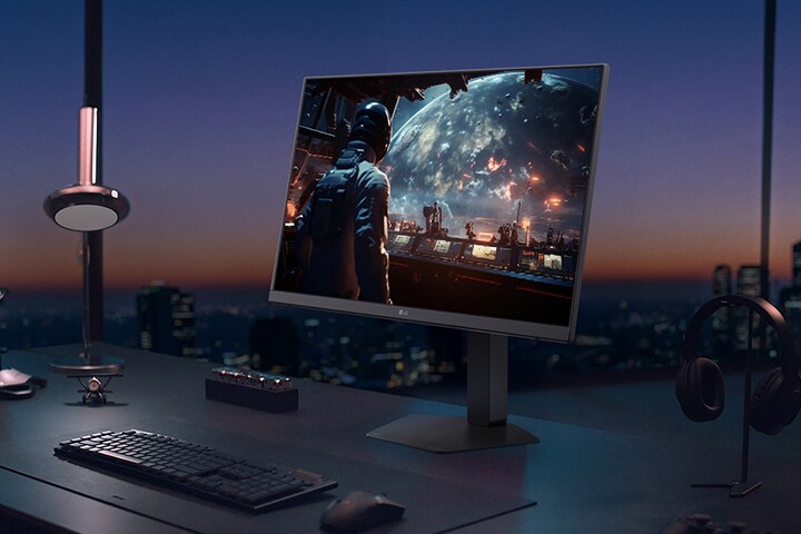 Вид спереди и сзади игрового монитора UltraGear™ 27g440a, на экране которого отображается футуристическая гоночная сцена.