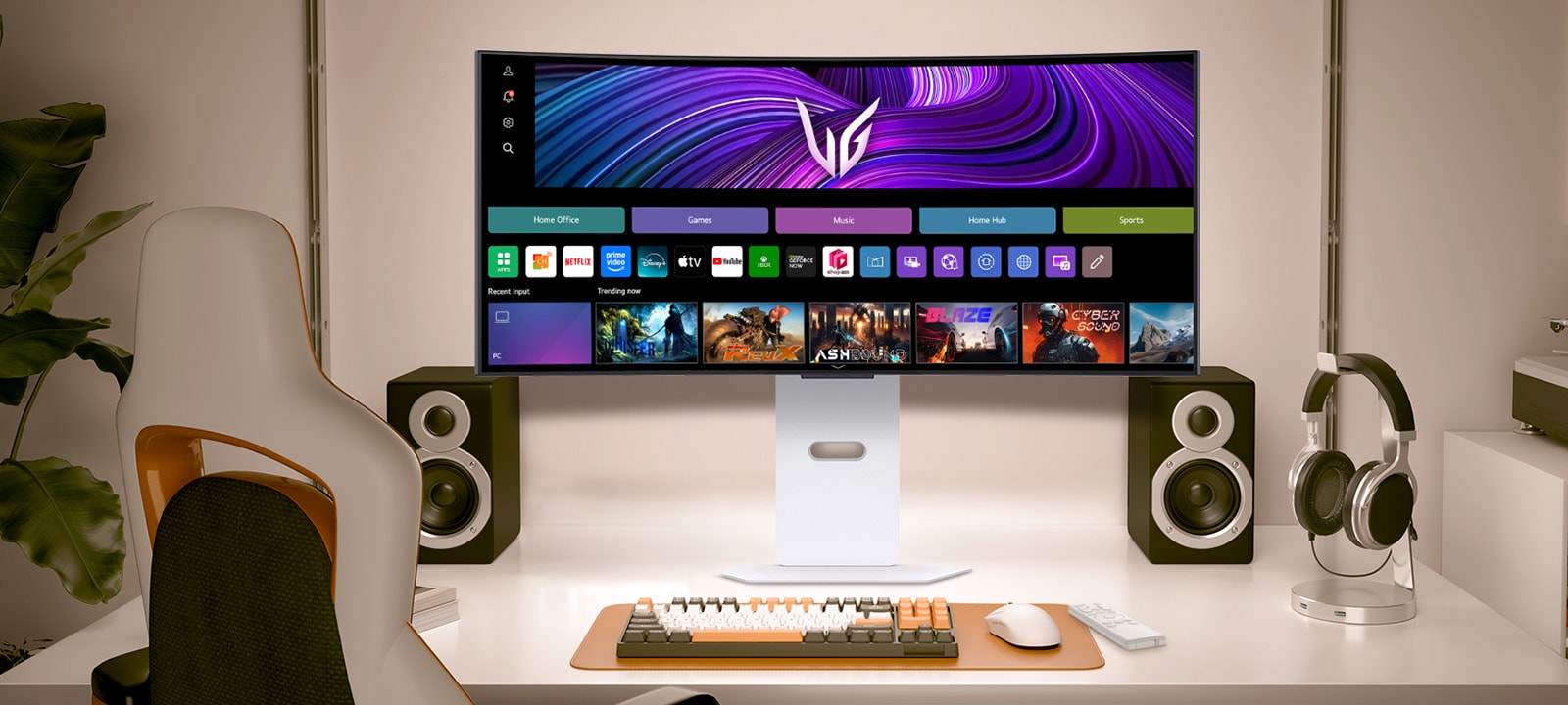 В видео представлен вид монитора спереди на столе, на котором изображение webOS сменяется изображением игрового процесса.	