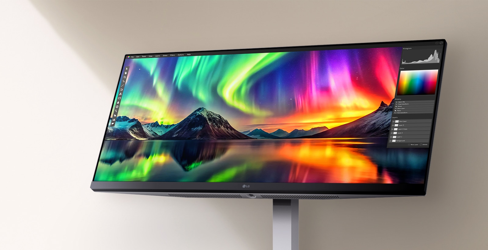 Сверхширокий монитор LG, отображающий яркие полярные сияния, с интерфейсом для редактирования фотографий, демонстрирующий яркую цветопередачу и детализацию с высоким разрешением.