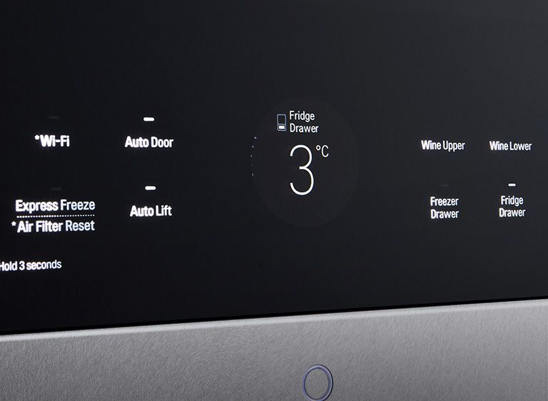 На сенсорный LED-дисплей винного шкафа LG SIGNATURE выводится вся необходимая информация о состоянии вина.