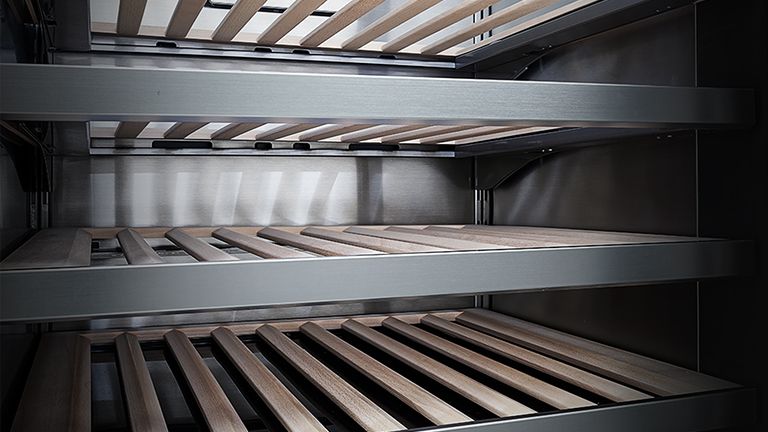 Деревянные доски укладываются в ряд для контроля влажности.