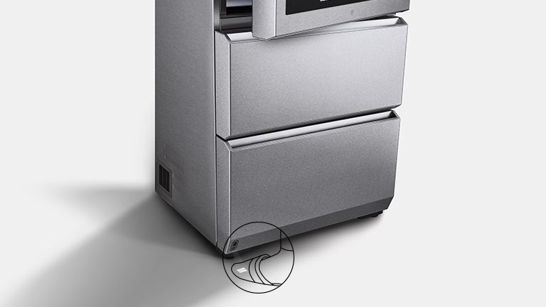 Дверь винного шкафа LG SIGNATURE открывается автоматически.