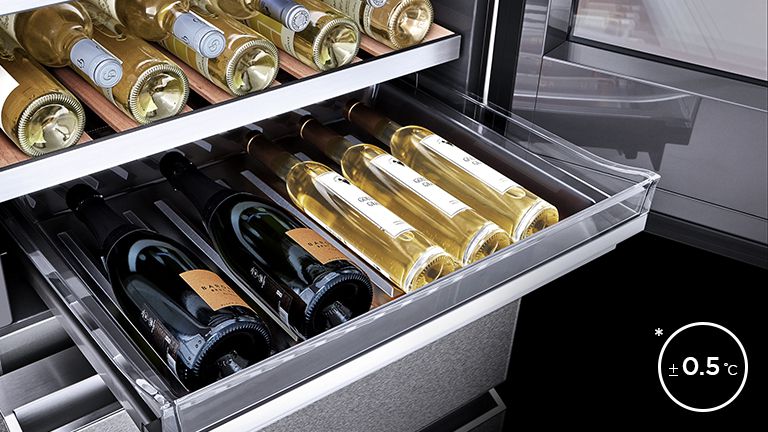 Красные и белые вина помещаются на хранение в отсек винного шкафа LG SIGNATURE.